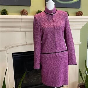 St. John Collection Pink Knit Suit with black trim size 4 Jacket and skirt
